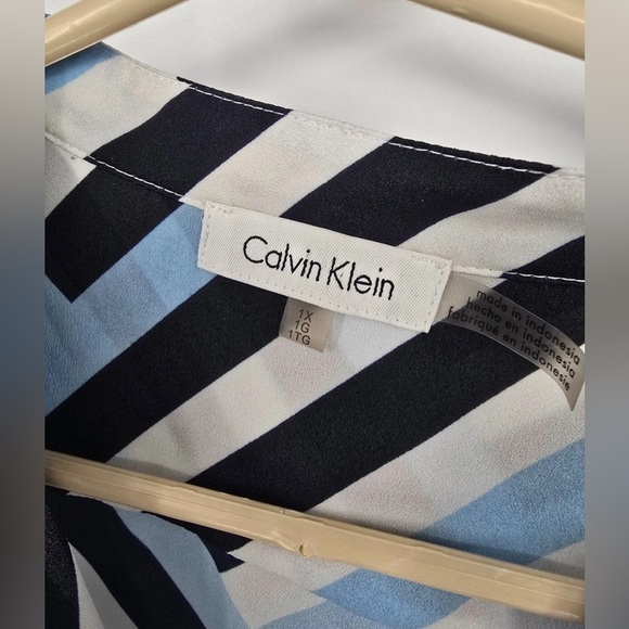 Calvin Klein Women's Woven Split V-Neck Geo Roll-Tab Sleeve Button Front Top 1X - Picture 2 of 4